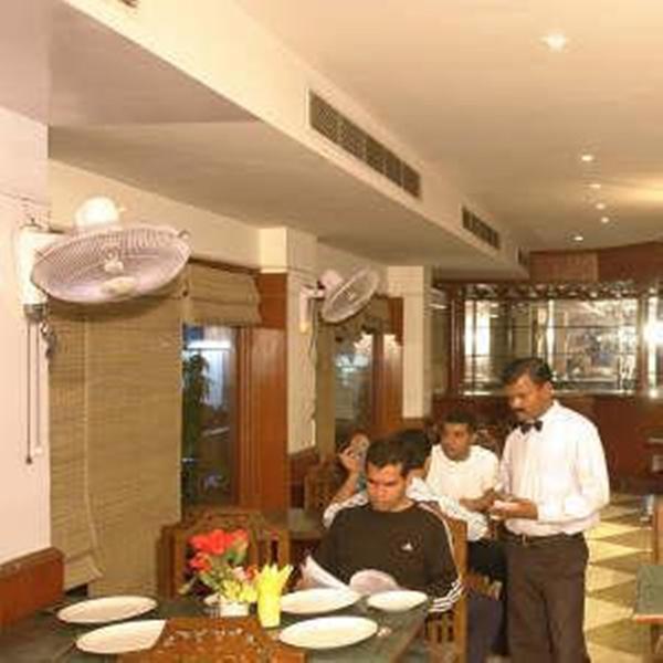 Hotel Raunak International Nova Deli Restaurante foto